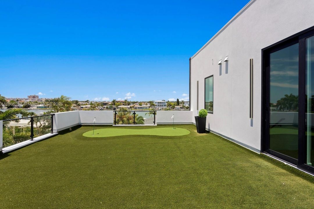 Recently Sold: $3,499,000 (4 beds, 3 baths, 3665 Square Feet)