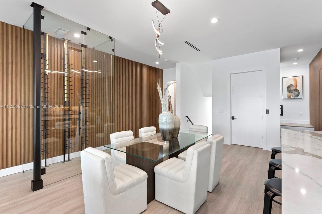 Recently Sold: $3,499,000 (4 beds, 3 baths, 3665 Square Feet)