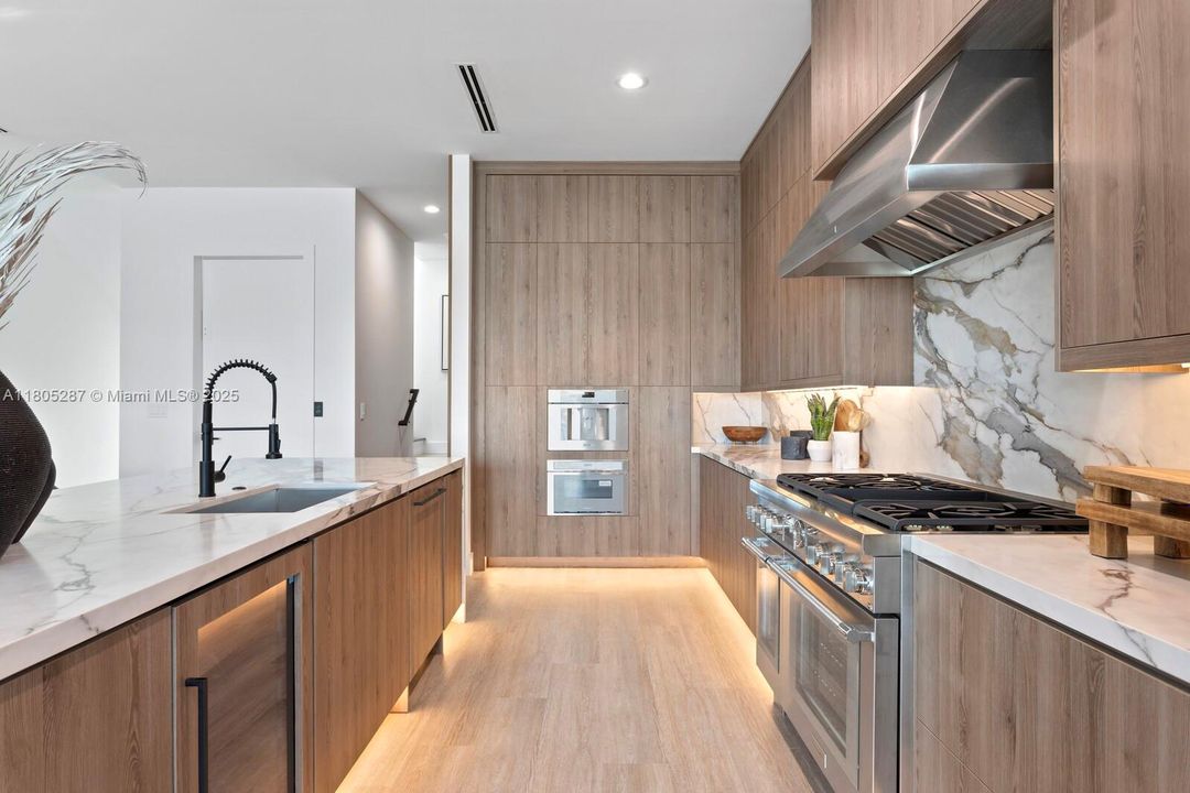 Recently Sold: $3,499,000 (4 beds, 3 baths, 3665 Square Feet)