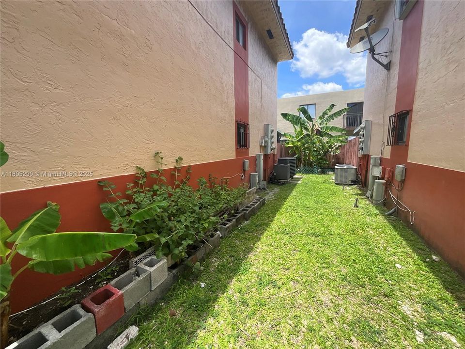 Recently Sold: $344,999 (2 beds, 2 baths, 885 Square Feet)