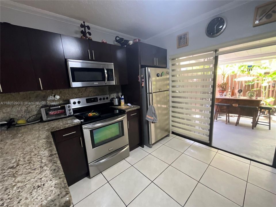 Recently Sold: $344,999 (2 beds, 2 baths, 885 Square Feet)