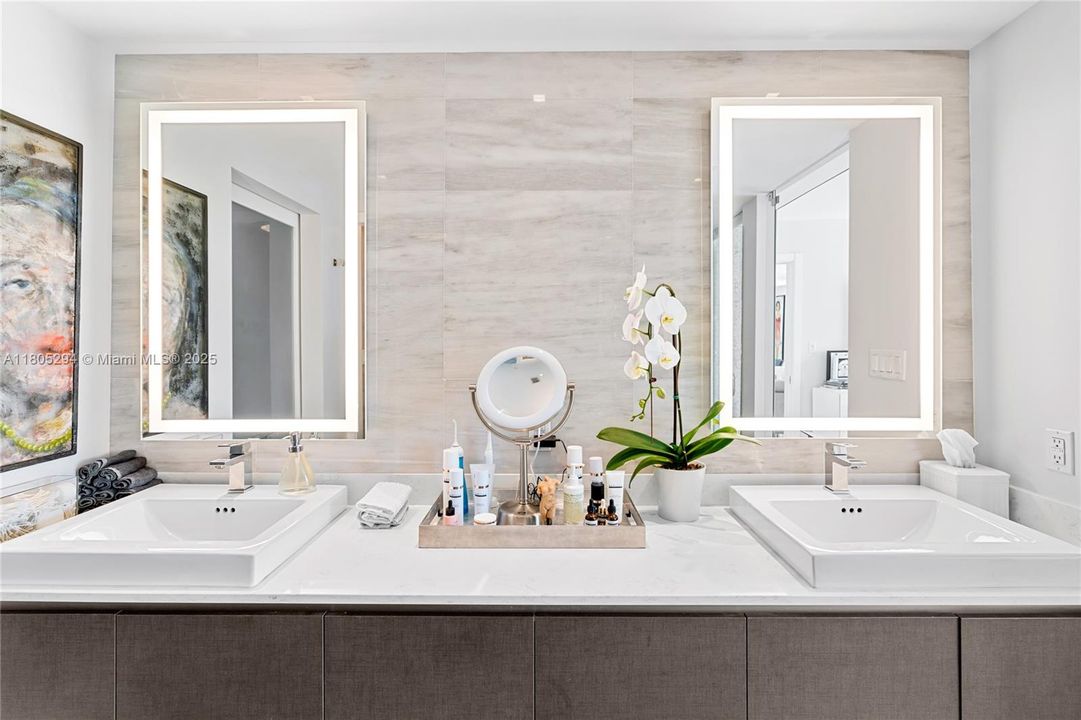 待售: $2,200,000 (2 贝兹, 2 浴室, 1334 平方英尺)