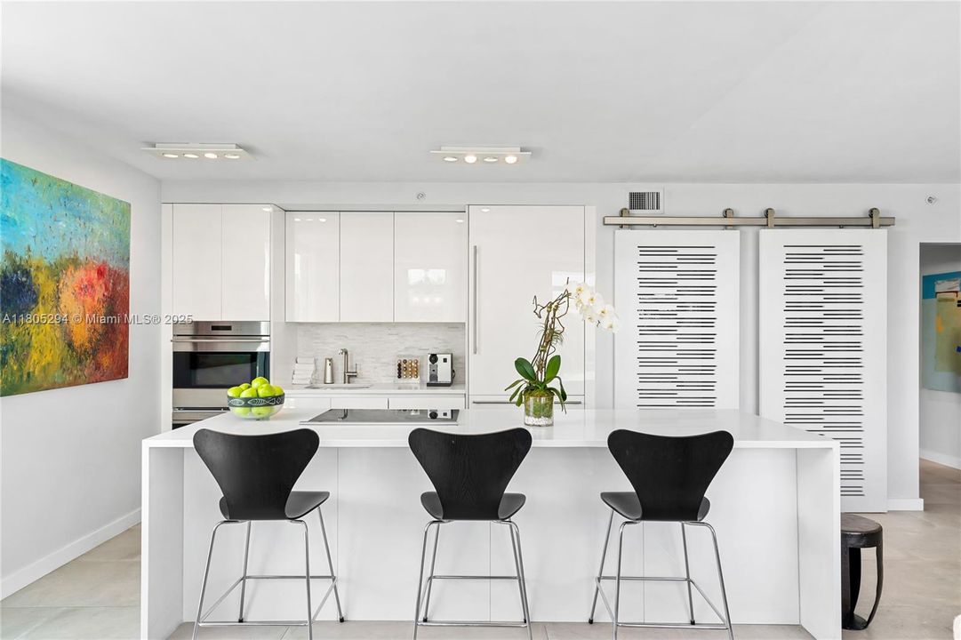 待售: $2,200,000 (2 贝兹, 2 浴室, 1334 平方英尺)