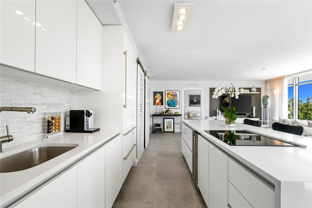 待售: $2,200,000 (2 贝兹, 2 浴室, 1334 平方英尺)