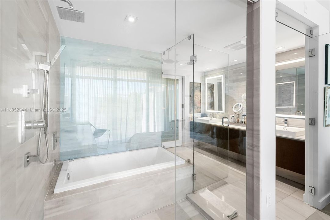 待售: $2,200,000 (2 贝兹, 2 浴室, 1334 平方英尺)