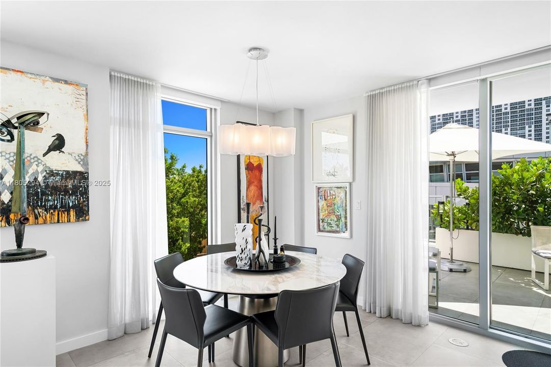 待售: $2,200,000 (2 贝兹, 2 浴室, 1334 平方英尺)