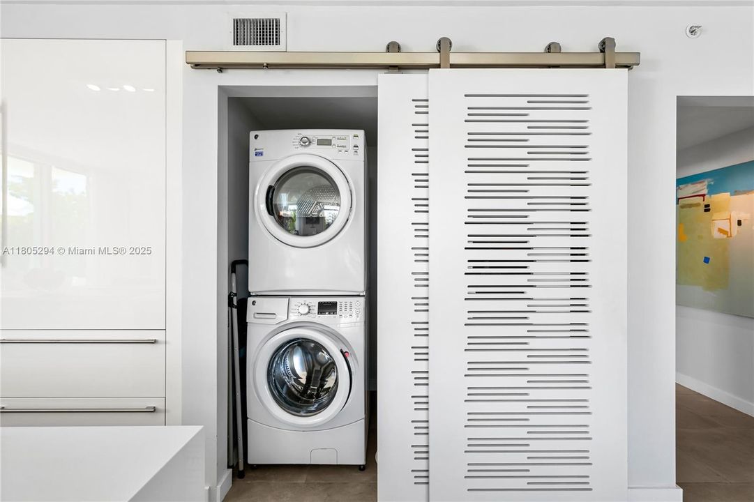 待售: $2,200,000 (2 贝兹, 2 浴室, 1334 平方英尺)