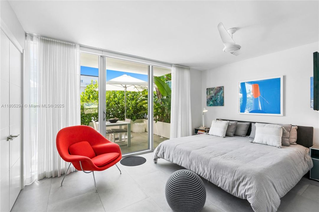 待售: $2,200,000 (2 贝兹, 2 浴室, 1334 平方英尺)