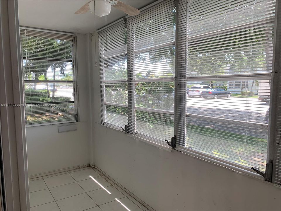 Recently Sold: $88,900 (1 beds, 1 baths, 700 Square Feet)