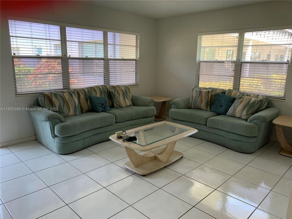 Recently Sold: $88,900 (1 beds, 1 baths, 700 Square Feet)