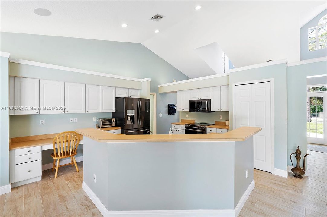 Active With Contract: $999,999 (5 beds, 4 baths, 3085 Square Feet)
