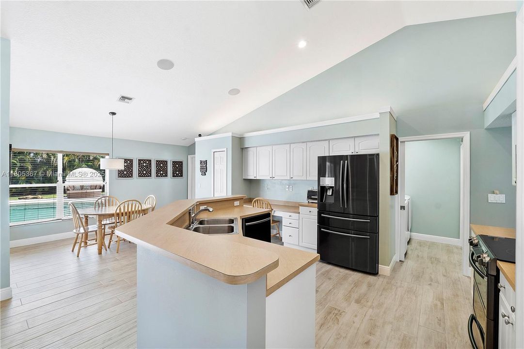 Active With Contract: $999,999 (5 beds, 4 baths, 3085 Square Feet)