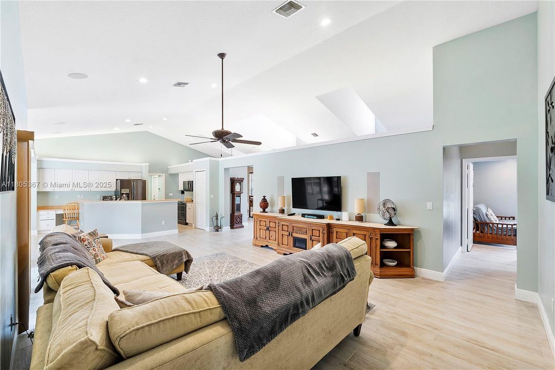 Active With Contract: $999,999 (5 beds, 4 baths, 3085 Square Feet)
