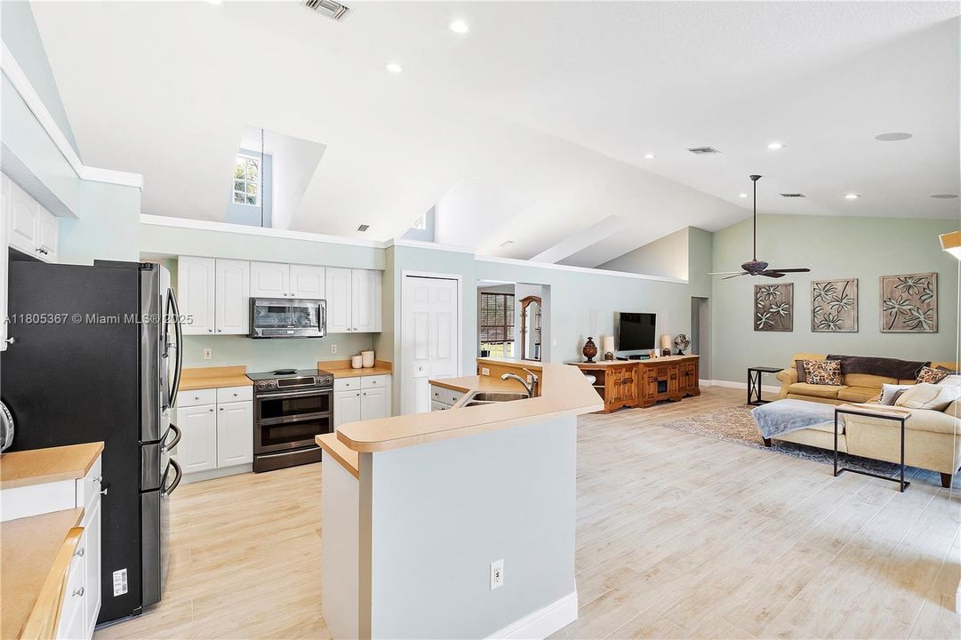 Active With Contract: $999,999 (5 beds, 4 baths, 3085 Square Feet)