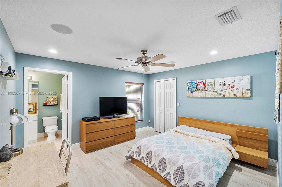 Active With Contract: $999,999 (5 beds, 4 baths, 3085 Square Feet)
