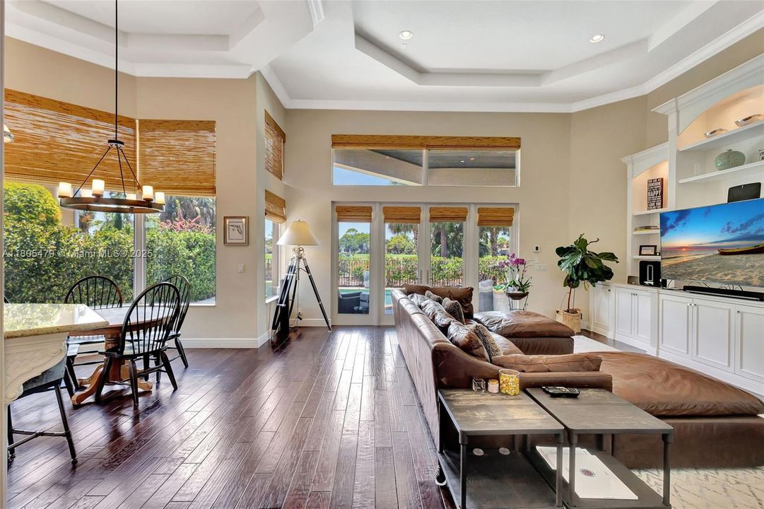 最近售出: $3,395,000 (5 贝兹, 5 浴室, 4636 平方英尺)