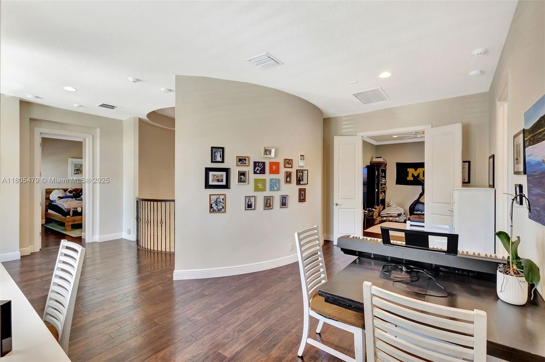 最近售出: $3,395,000 (5 贝兹, 5 浴室, 4636 平方英尺)