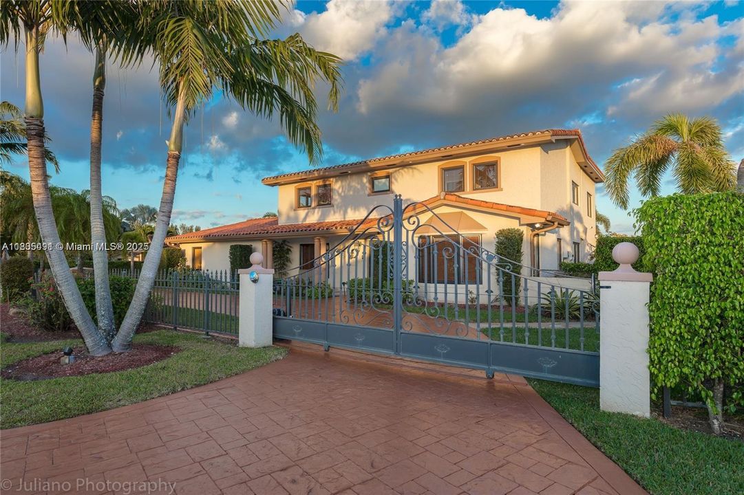 最近租的: $5,500 (4 贝兹, 3 浴室, 3113 平方英尺)