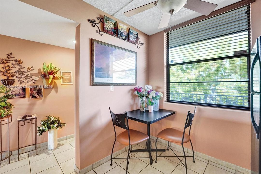 Недавно продано: $230,000 (2 спален, 2 ванн, 1385 Квадратных фут)