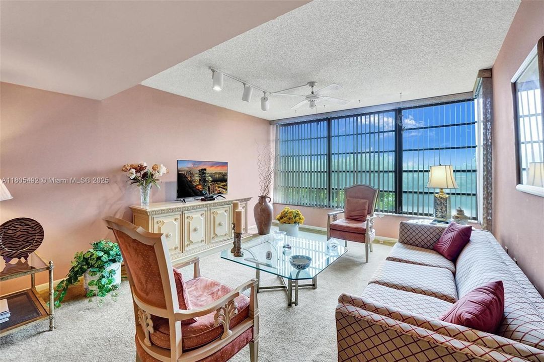 Недавно продано: $230,000 (2 спален, 2 ванн, 1385 Квадратных фут)