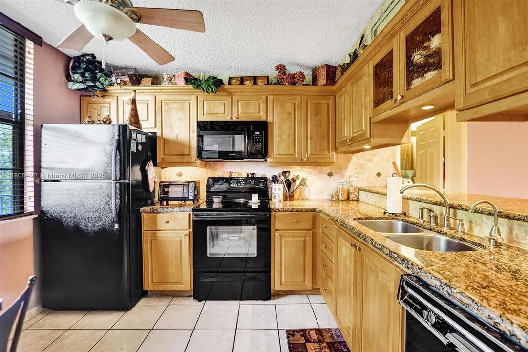 Недавно продано: $230,000 (2 спален, 2 ванн, 1385 Квадратных фут)