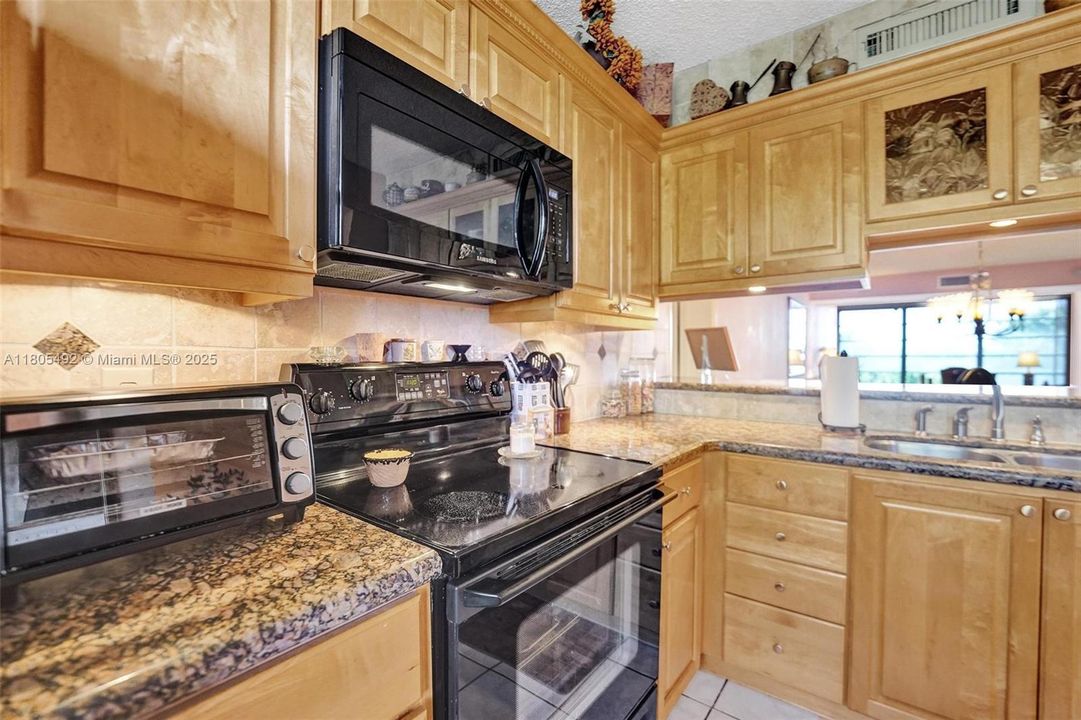 Недавно продано: $230,000 (2 спален, 2 ванн, 1385 Квадратных фут)