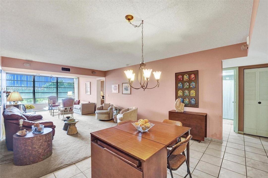 Недавно продано: $230,000 (2 спален, 2 ванн, 1385 Квадратных фут)