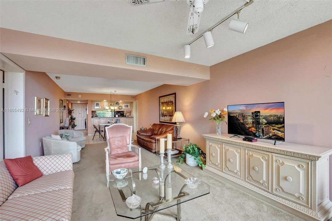 Недавно продано: $230,000 (2 спален, 2 ванн, 1385 Квадратных фут)