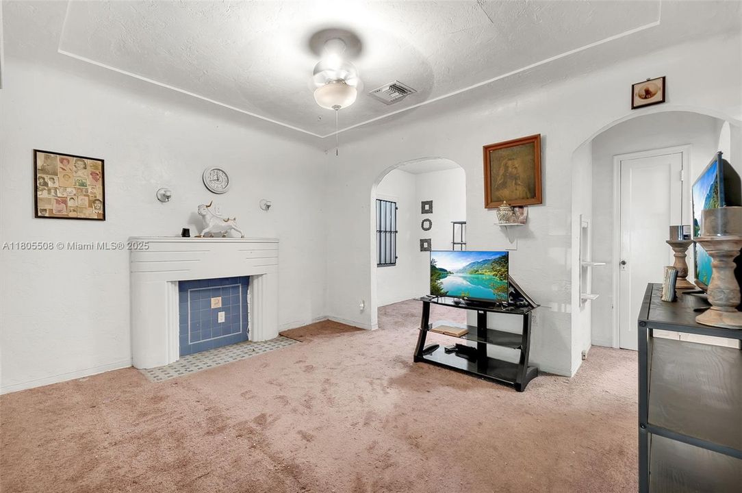 最近售出: $379,900 (2 贝兹, 1 浴室, 848 平方英尺)