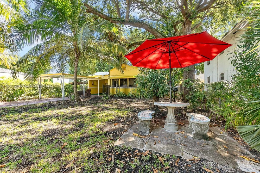 最近售出: $379,900 (2 贝兹, 1 浴室, 848 平方英尺)