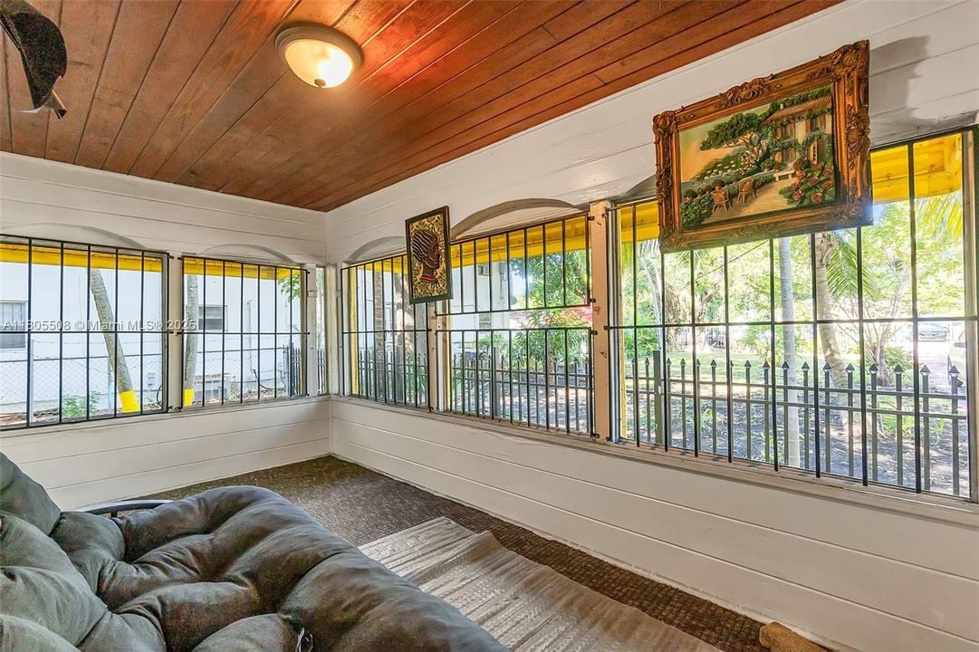 最近售出: $379,900 (2 贝兹, 1 浴室, 848 平方英尺)