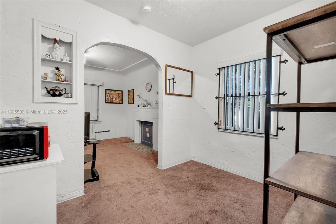 最近售出: $379,900 (2 贝兹, 1 浴室, 848 平方英尺)