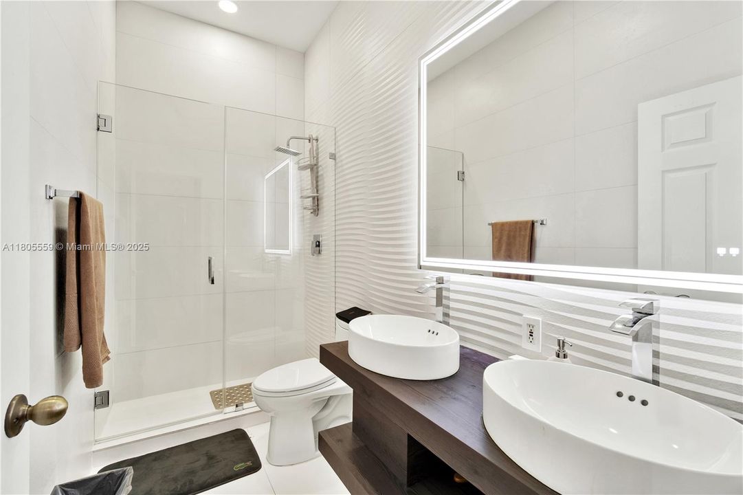 На продажу: $599,999 (4 спален, 2 ванн, 2057 Квадратных фут)