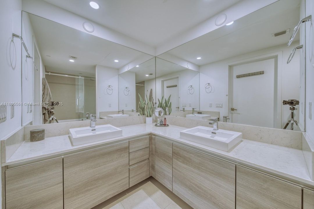 Recently Sold: $625,900 (1 beds, 1 baths, 830 Square Feet)