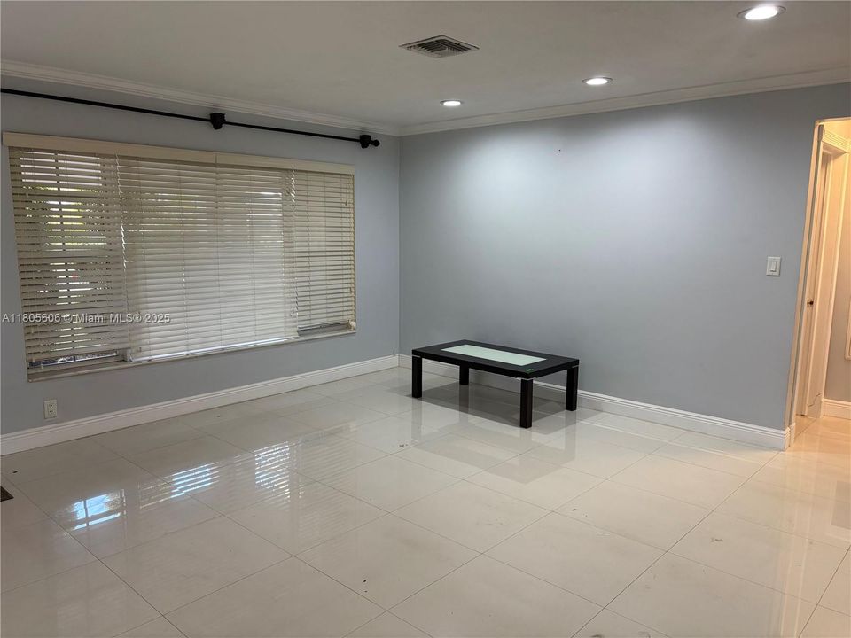 最近租的: $3,600 (4 贝兹, 2 浴室, 1680 平方英尺)