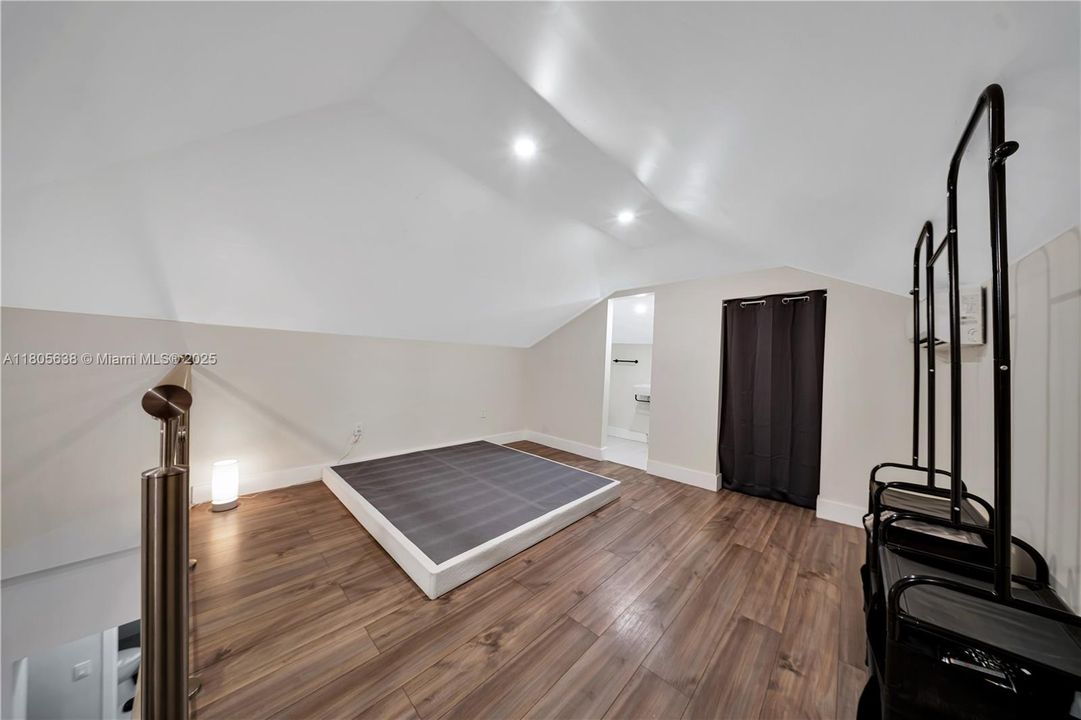 UNIT 2 LOFT ROOM + PRIVATE BATHROOM