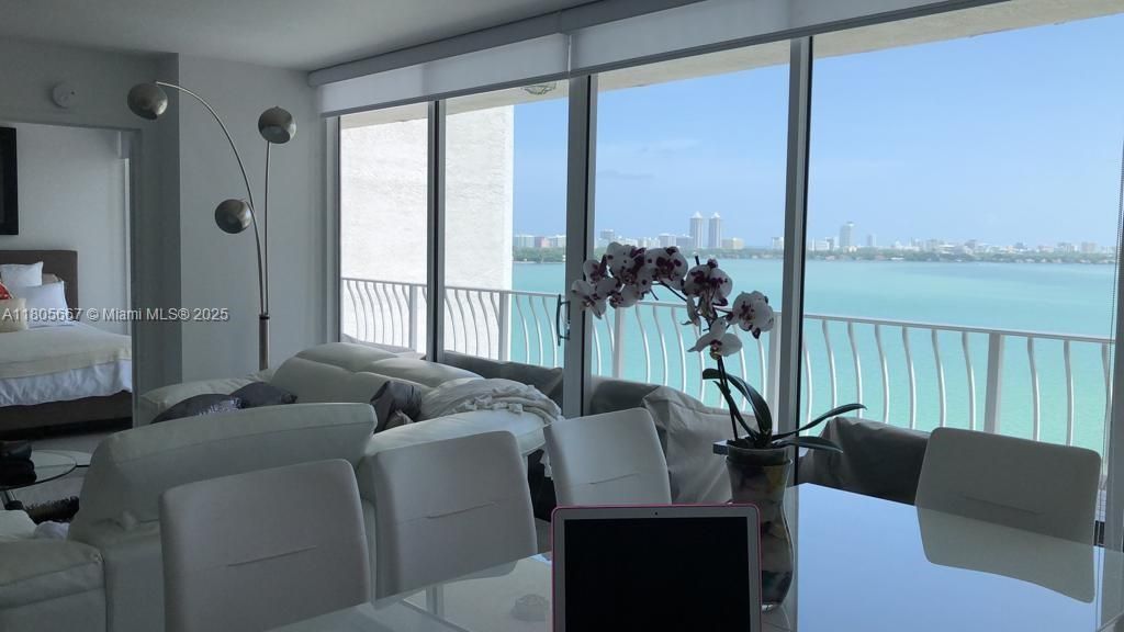 最近售出: $529,000 (2 贝兹, 2 浴室, 1030 平方英尺)