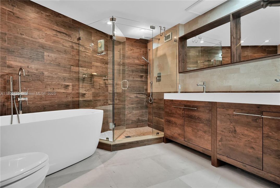 Vendido Recientemente: $990,000 (2 camas, 2 baños, 2210 Pies cuadrados)