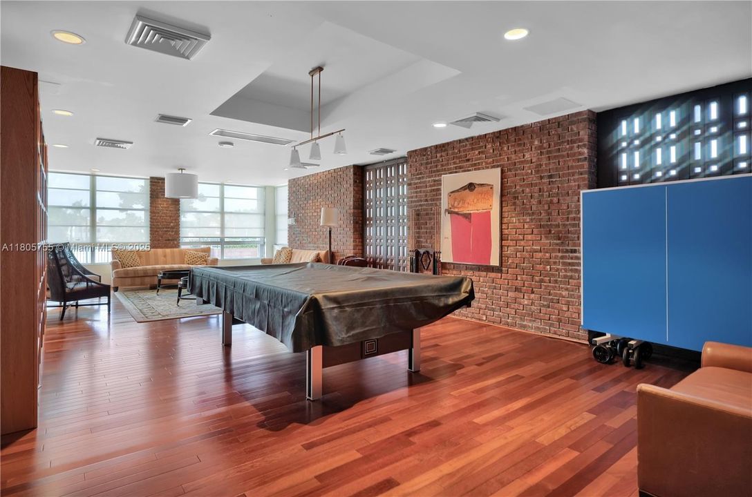 Vendido Recientemente: $990,000 (2 camas, 2 baños, 2210 Pies cuadrados)