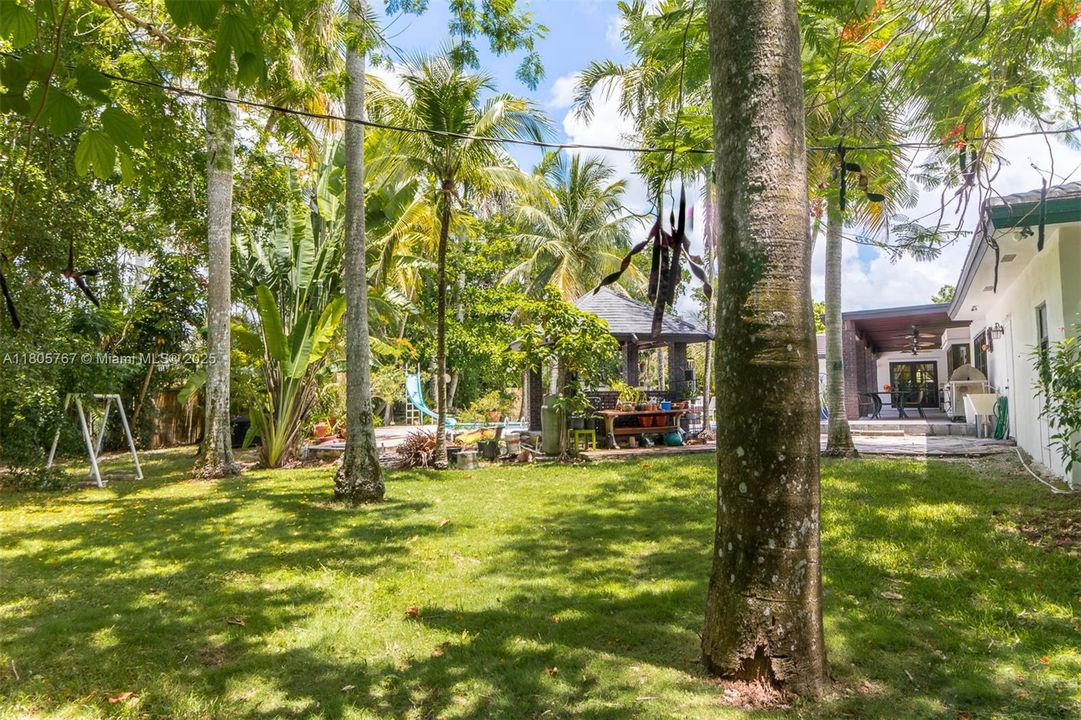 Vendido Recientemente: $1,999,999 (5 camas, 3 baños, 2574 Pies cuadrados)