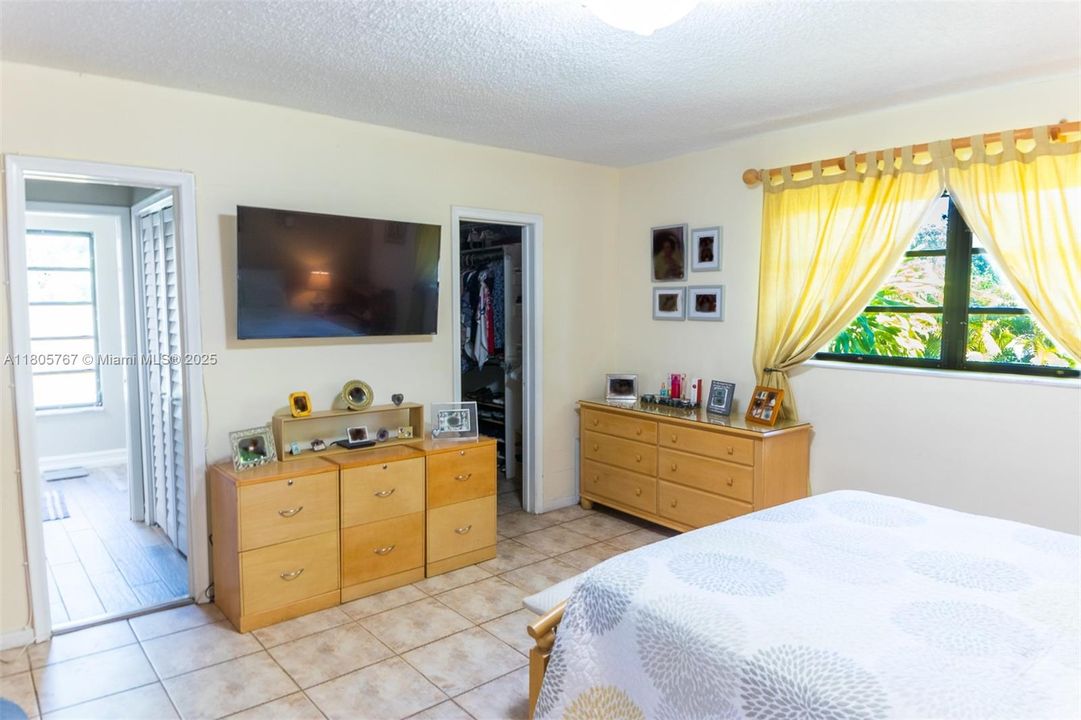 Vendido Recientemente: $1,999,999 (5 camas, 3 baños, 2574 Pies cuadrados)