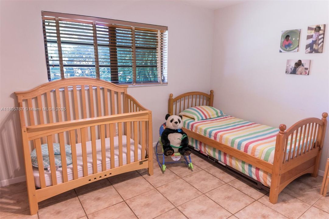 Vendido Recientemente: $1,999,999 (5 camas, 3 baños, 2574 Pies cuadrados)