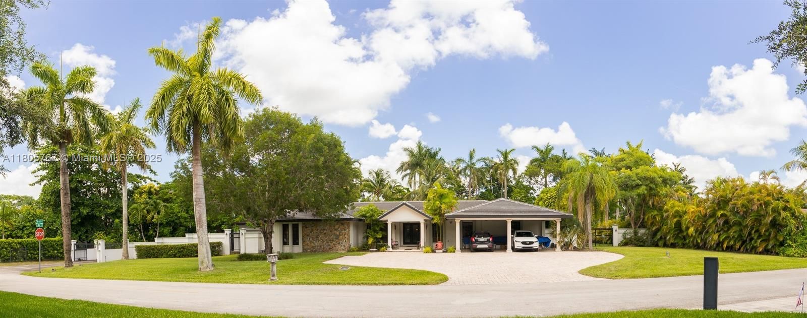 Vendido Recientemente: $1,999,999 (5 camas, 3 baños, 2574 Pies cuadrados)