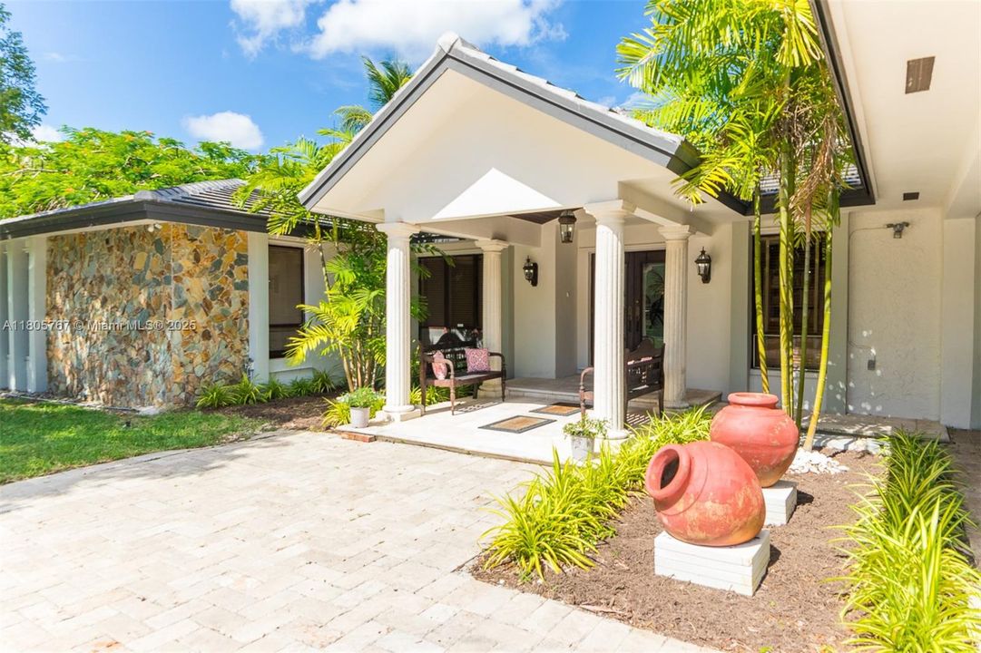 Vendido Recientemente: $1,999,999 (5 camas, 3 baños, 2574 Pies cuadrados)