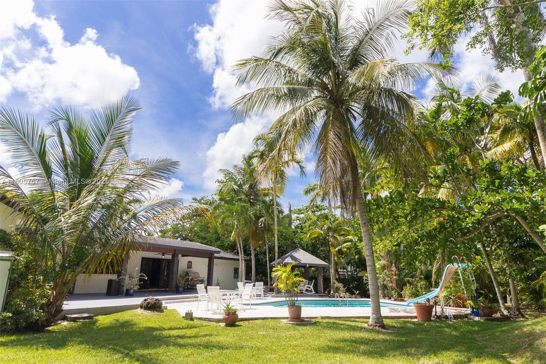 Vendido Recientemente: $1,999,999 (5 camas, 3 baños, 2574 Pies cuadrados)