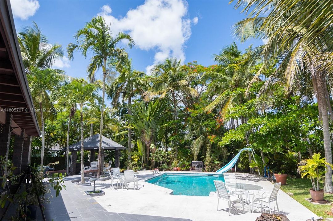 Vendido Recientemente: $1,999,999 (5 camas, 3 baños, 2574 Pies cuadrados)