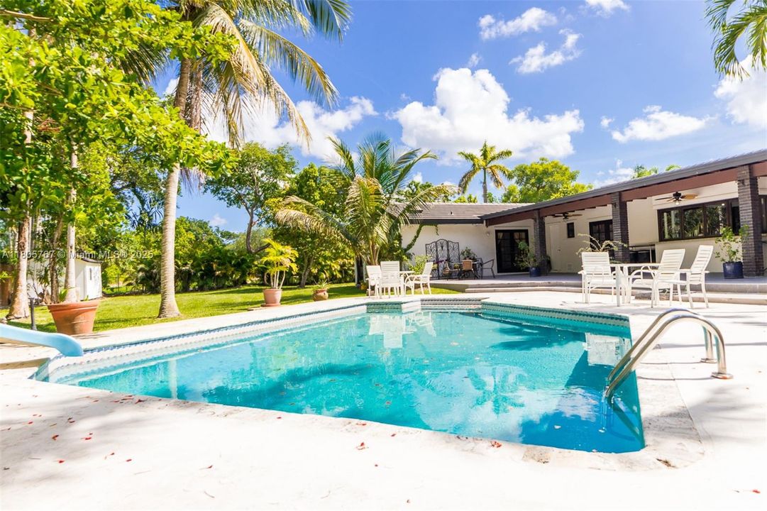 Vendido Recientemente: $1,999,999 (5 camas, 3 baños, 2574 Pies cuadrados)