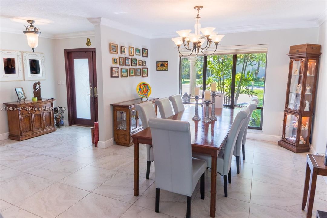 Vendido Recientemente: $1,999,999 (5 camas, 3 baños, 2574 Pies cuadrados)