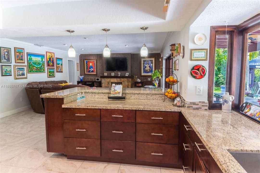 Vendido Recientemente: $1,999,999 (5 camas, 3 baños, 2574 Pies cuadrados)