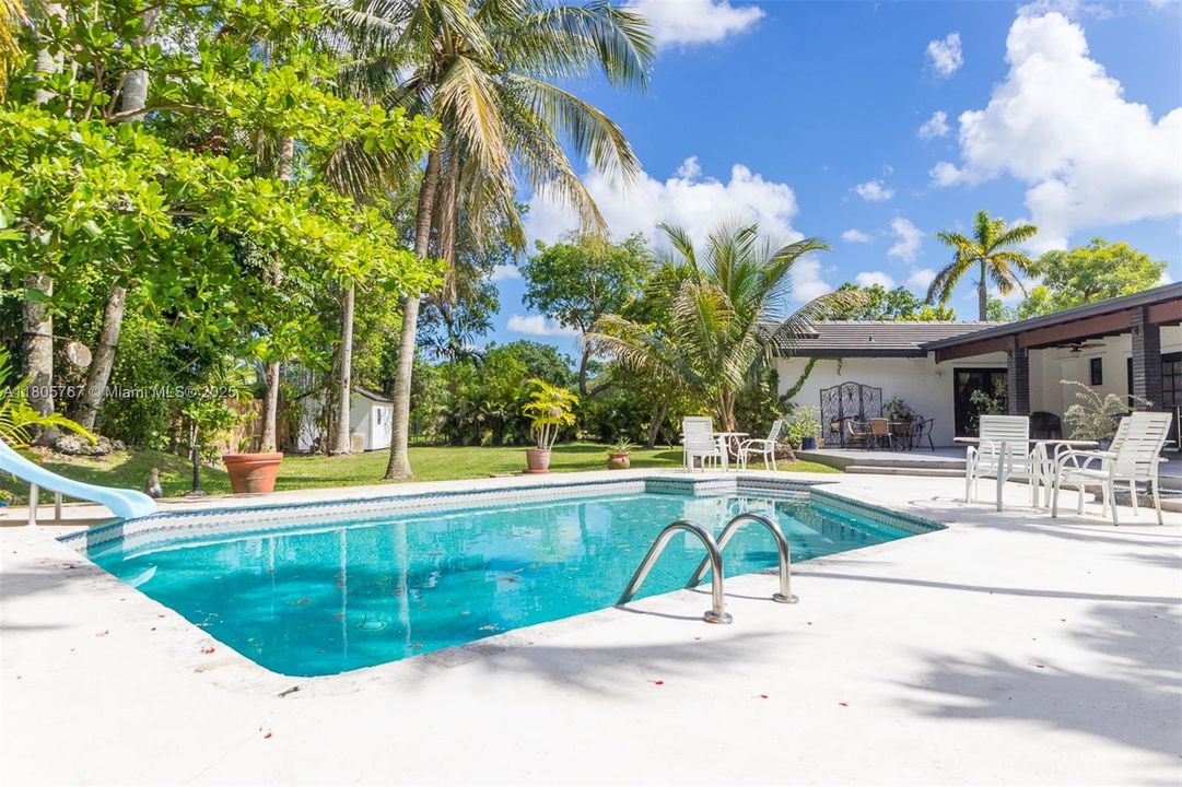 Vendido Recientemente: $1,999,999 (5 camas, 3 baños, 2574 Pies cuadrados)